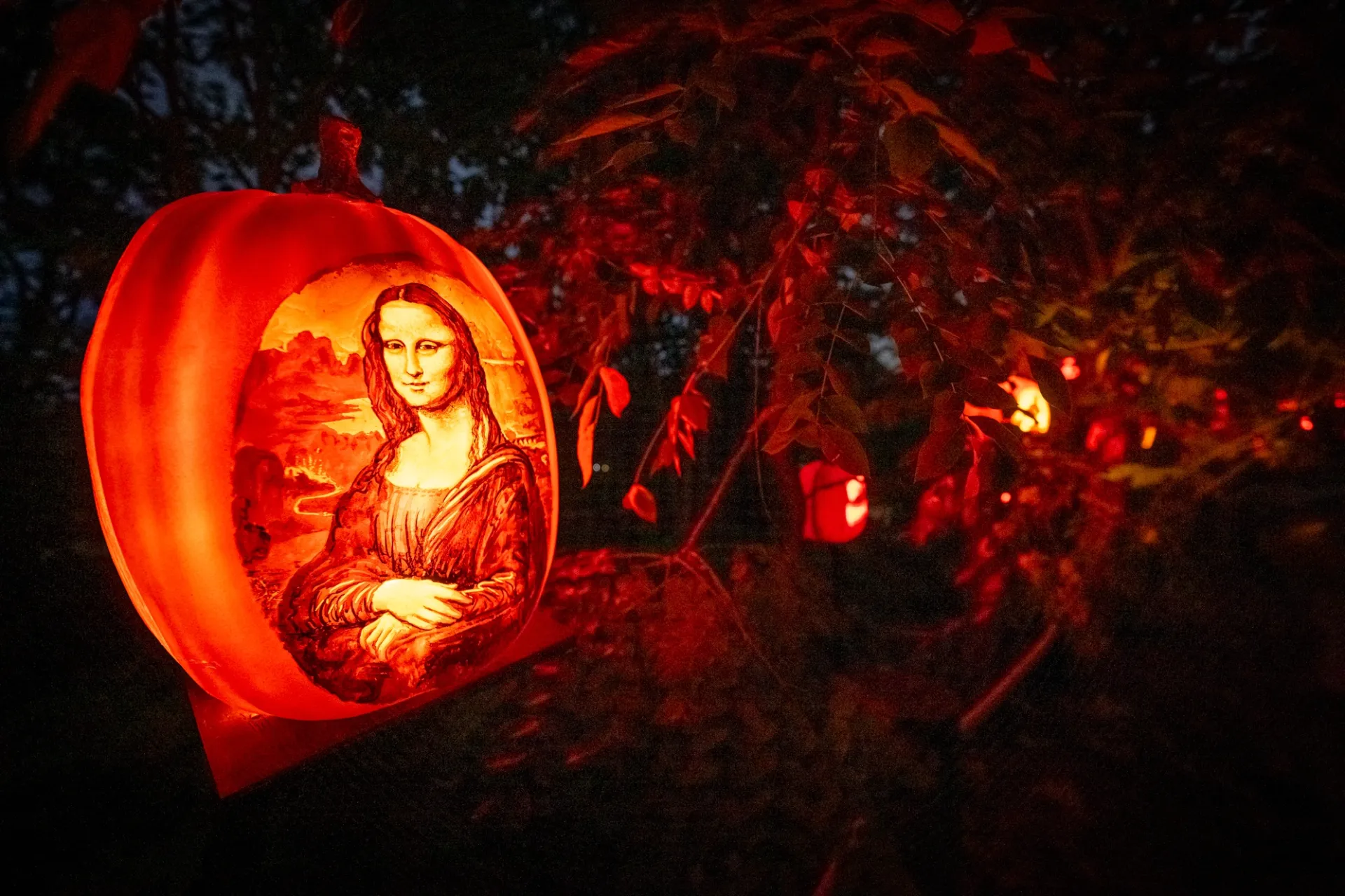 a jack o'lantern carved to look like the mona lisa